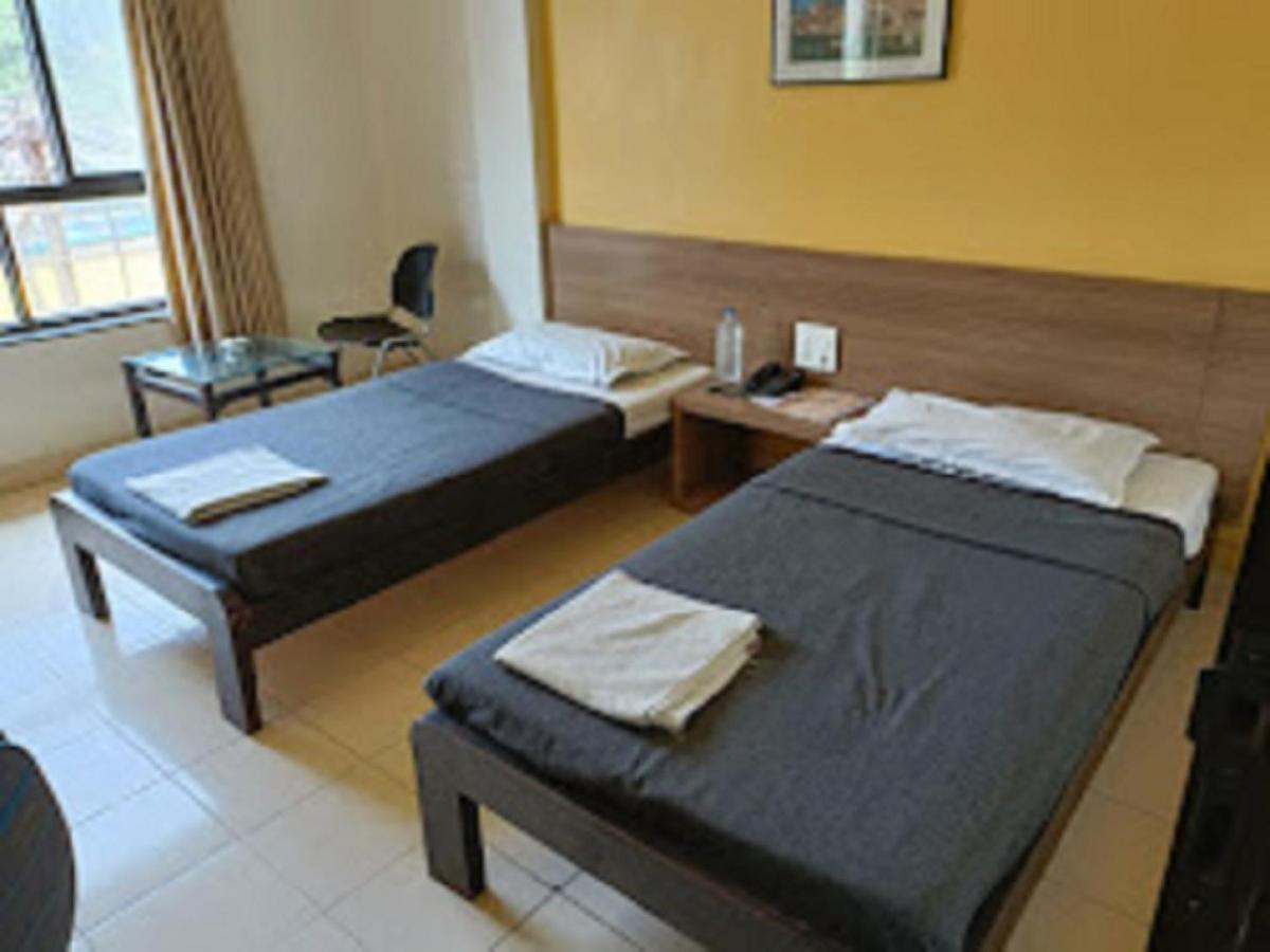 Hotel Abhishek ,ناسيك المظهر الخارجي الصورة